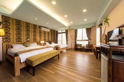 吉安的住宿－藍寶石民宿，酒店客房设有两张床和电视。