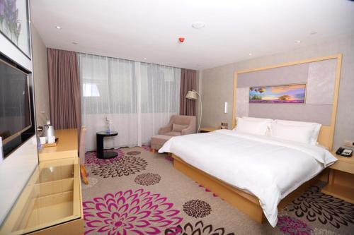 Habitación de hotel con cama grande y TV en Lavande Hotel (Foshan Shunde Shunlian Square), en Shunde