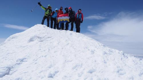 um grupo de pessoas em pé em cima de uma pilha de neve em Butik Ertur Hotel em Doğubayazıt