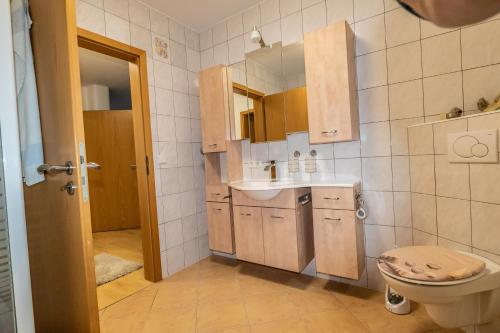 a small bathroom with a sink and a toilet at Ferienwohnung Ruderich in Hirschaid