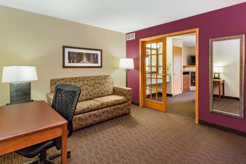 Χώρος καθιστικού στο AmericInn by Wyndham Princeton MN