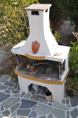 ドリオスにあるNikoleta's Studiosのカボチャが乗った鳥小屋