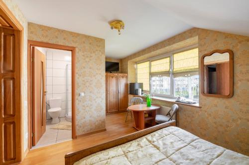 1 dormitorio con 1 cama y baño en Adelės Vila, en Palanga