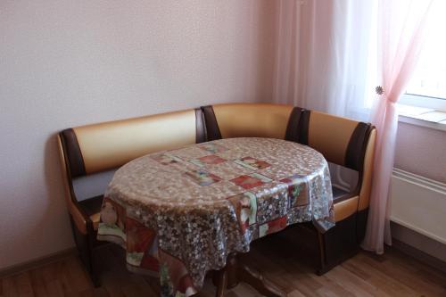 アルハンゲリスクにあるКвартира в центре Новгородский 113の椅子(テーブルクロス付)