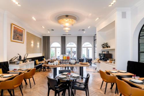 een restaurant met tafels en stoelen en een bar bij Hotel Rubens-Grote Markt in Antwerpen