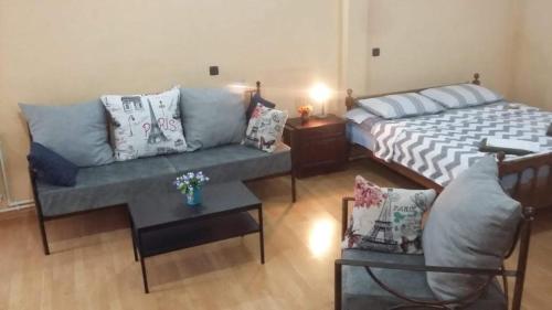 een woonkamer met een bank en een bed bij Hotel House On Zubalashvili in Tbilisi City