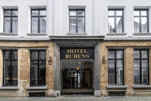 a hotel with a sign that reads hotel riders at Hotel Rubens-Grote Markt in Antwerp