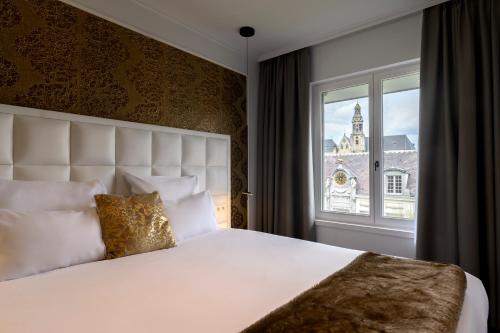 Tempat tidur dalam kamar di Hotel Rubens-Grote Markt