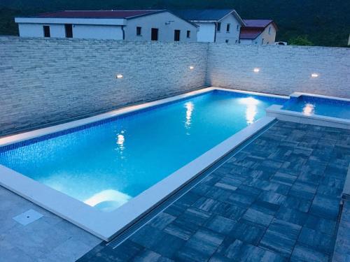 Bazén v ubytovaní VILLA ŠUŠANJ 2 alebo v jeho blízkosti
