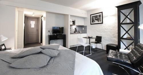 - une chambre avec un lit et un salon dans l'établissement Residentie De Laurier, à Knokke-Heist