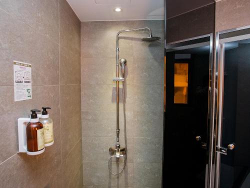 Koupelna v ubytování Khan Hotel