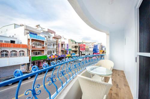 a balcony with a view of a city street at 安尼赫時尚旅店 Anich Fashion Inn I 墾丁大街 I 親子遊戲區 I 停車位 in Kenting