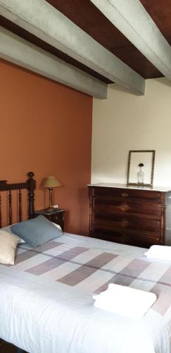 a bedroom with a large bed in a room at El Serrat Turisme Rural in Planoles