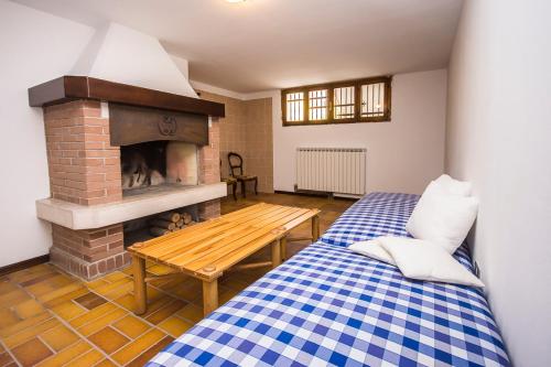 una camera da letto con camino, letto e tavolo di Villa Arketa a Lignano Sabbiadoro