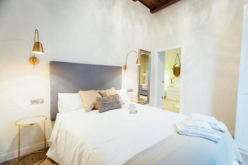 מיטה או מיטות בחדר ב-One&Lux Byron Suites