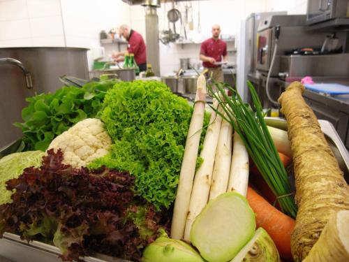 a bunch of vegetables in a tray in a kitchen at Boutique Hotel & Bio Wirtshaus Schwarzer Bock in Ansbach