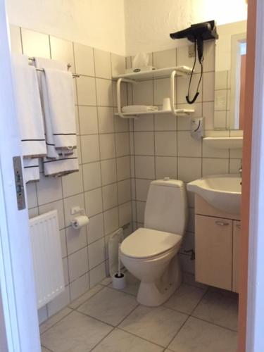 A bathroom at Hotel Laasby Kro