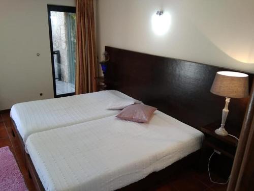Een bed of bedden in een kamer bij Casa Dos Gaios