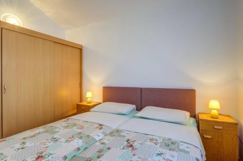 Ένα ή περισσότερα κρεβάτια σε δωμάτιο στο Apartments Leonarda, Mali Lošinj