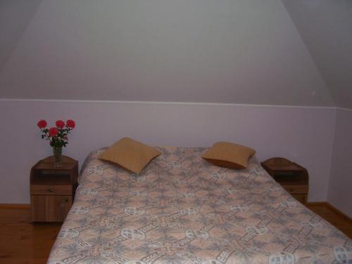 - une chambre dotée d'un lit avec 2 oreillers et des fleurs dans l'établissement Злоторія, à Moukatcheve