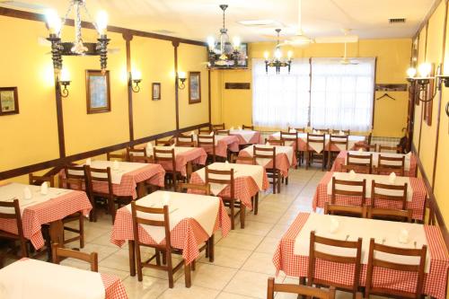 une salle à manger avec des tables et des chaises dans l'établissement Hotel El Haya, à Ontón
