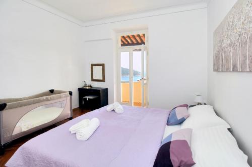 ein Schlafzimmer mit einem Bett mit einer lila Bettdecke in der Unterkunft Apartment Figurin in Dubrovnik