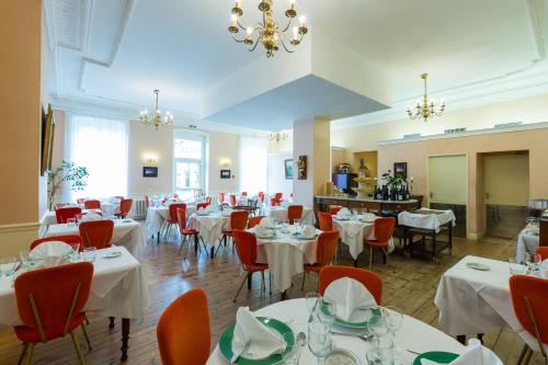 En restaurang eller annat matställe på Le Parc Des Fees Hôtel Retaurant & Spa