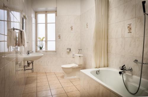 La salle de bains est pourvue d'une baignoire, de toilettes et d'un lavabo. dans l'établissement EasyRooms dell'Angelo, à Locarno