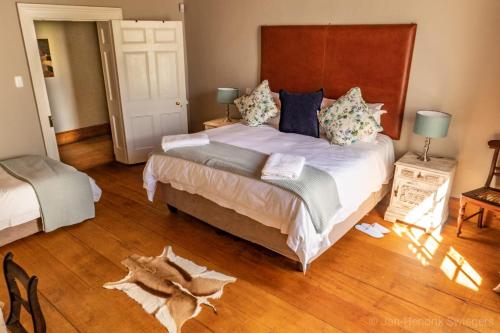 Una cama o camas en una habitación de Colonial Karoo Guesthouse