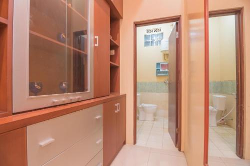 La salle de bains est pourvue de toilettes et d'un lavabo. dans l'établissement RedDoorz Syariah near Margahayu Raya, à Bandung