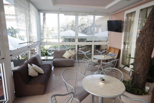 ベッラーリア・イジェア・マリーナにあるResidence Villa Milenaのリビングルーム(ソファ、椅子、テーブル付)