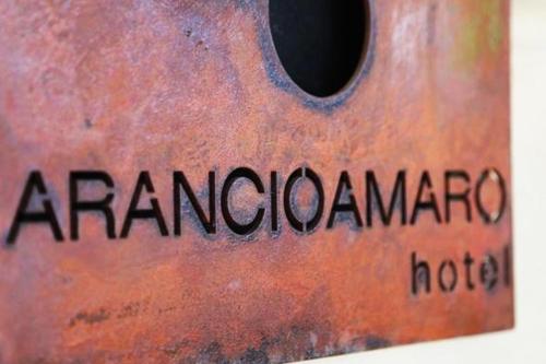 Hotel Arancioamaroに飾ってある許可証、賞状、看板またはその他の書類