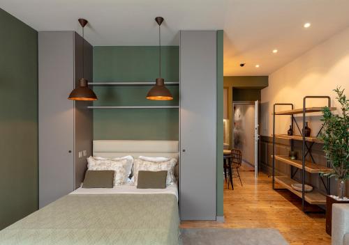 um quarto com uma cama com duas almofadas em Olive Nature – Tourism Apartments no Porto