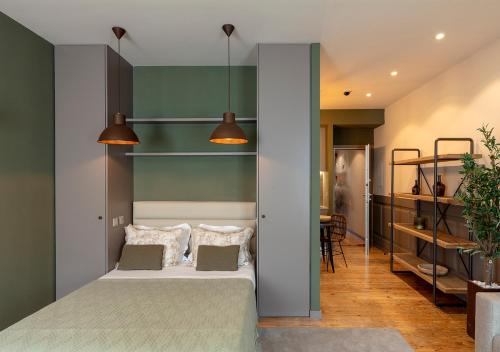 un dormitorio con una cama con dos almohadas en Olive Nature – Tourism Apartments, en Oporto