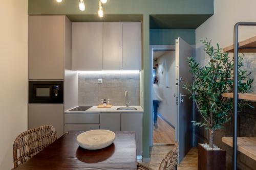 una cucina con tavolo in legno e lavandino di Olive Nature – Tourism Apartments a Porto