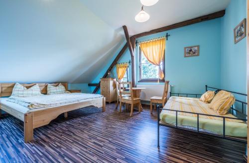 Postel nebo postele na pokoji v ubytování Penzion U Lišky