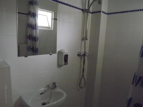 A bathroom at Residencia Laranjeira