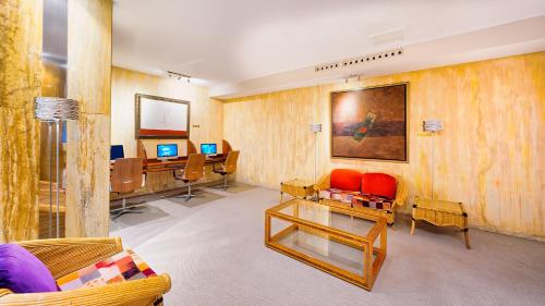 a room with chairs and a desk with two computers at Bull Reina Isabel & SPA in Las Palmas de Gran Canaria