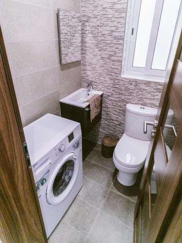 Un baño de Seafront Apartment No 10 Marsalforn