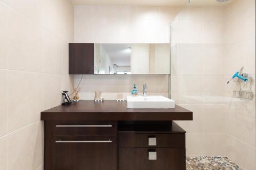 une salle de bain avec un lavabo et un miroir dans l'établissement Villa AD’ALTA, à Cannes