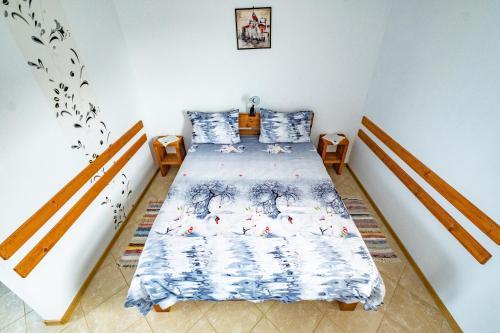 een slaapkamer met een bed in een kamer bij Gorgova Inn in Gorgova