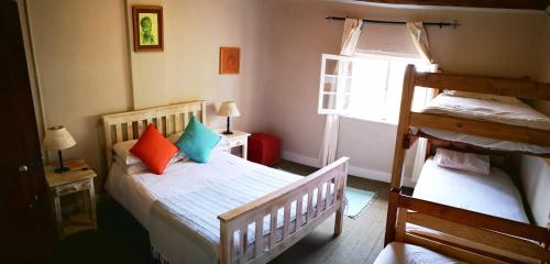 Кровать или кровати в номере Fairy Knowe Backpackers Lodge