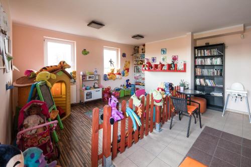 a room with a bunch of chairs and a play room at Willa Sarbinowo in Sarbinowo