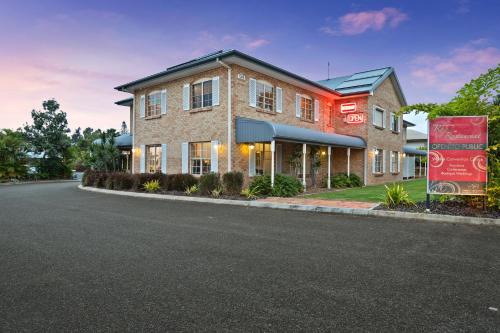 a building on the side of a road at Coopers Colonial Motel in Brisbane