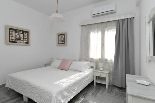 Postel nebo postele na pokoji v ubytování Cozy house in Naousa