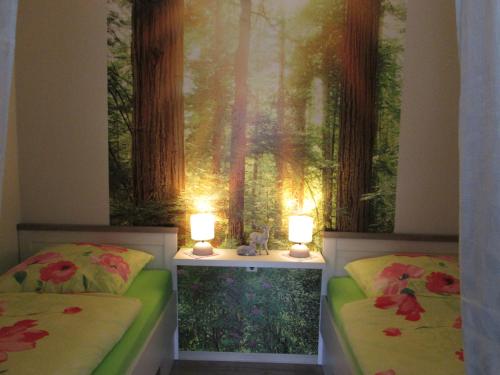 een slaapkamer met 2 bedden en een raam met bomen bij Waldfee in Altenau