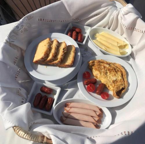 伊亚卡斯特罗伊亚别墅酒店的桌上摆满了早餐食品和水果盘