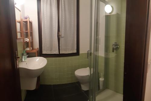 ヴァレンナにあるCasa Cuboのバスルーム(洗面台、トイレ、シャワー付)