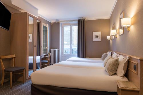 Tempat tidur dalam kamar di Paris France Hotel