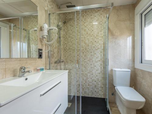 y baño con ducha, lavabo y aseo. en Hotel Casa Marín, en A Revolta